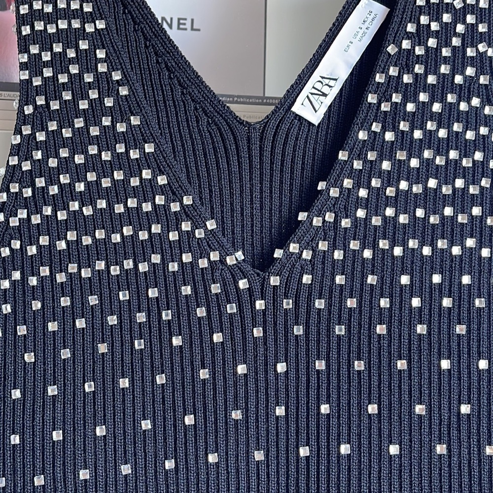 Embellished V-Crop Top - Picture 2 of 3